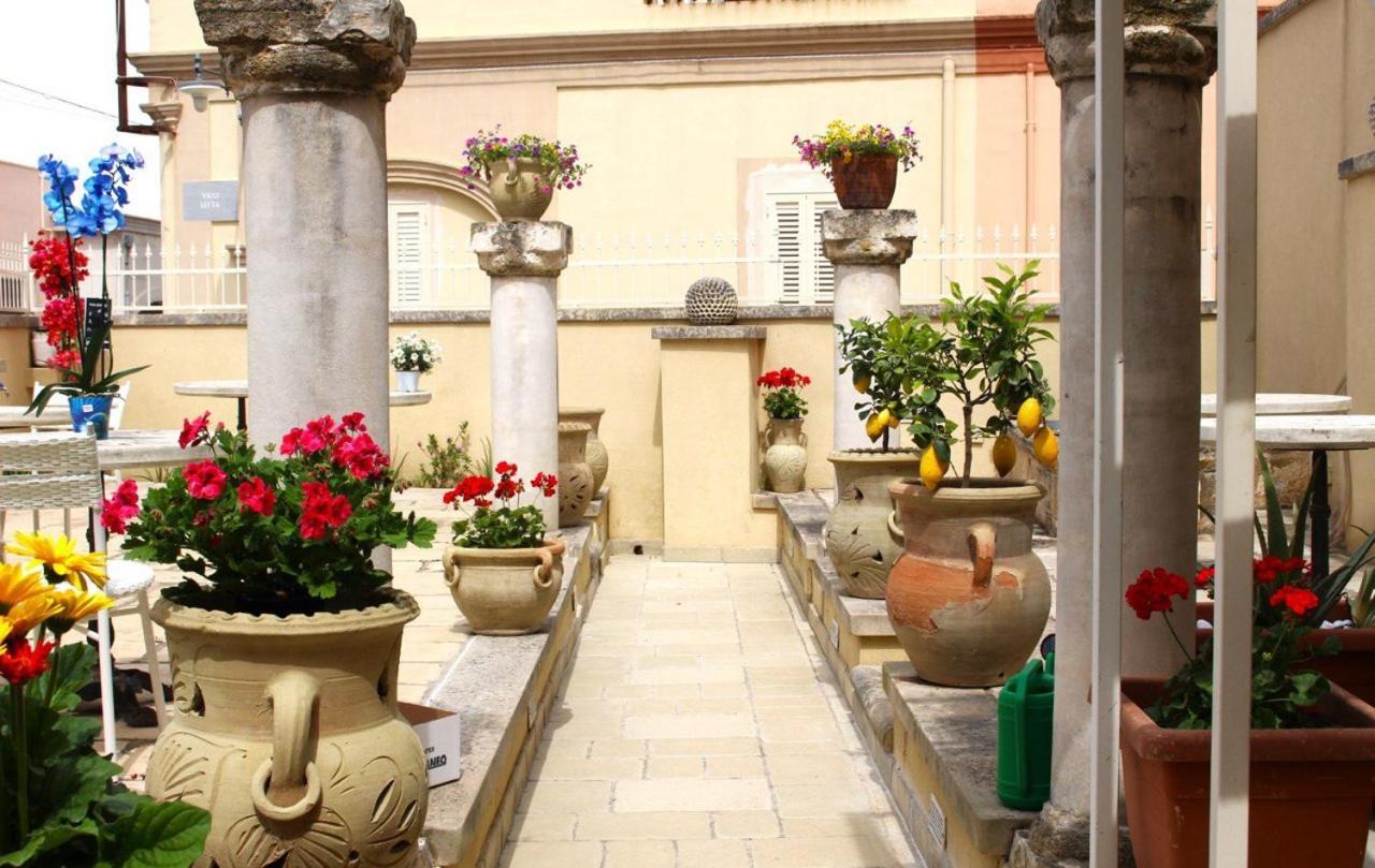 Palazzo Aurora Bed & Breakfast Alezio Exterior photo